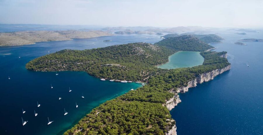 SURPRISE TOUR KORNATI & TELASCICA Boat Tour - The boat setup: old-wood charm, meal service, and drinks on board