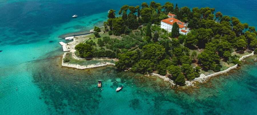 Zadar: 3 Islands Luxury Boat Tour with Aperol Spritz - Meeting at Foša Harbor: the easiest way to start your Zadar boat day