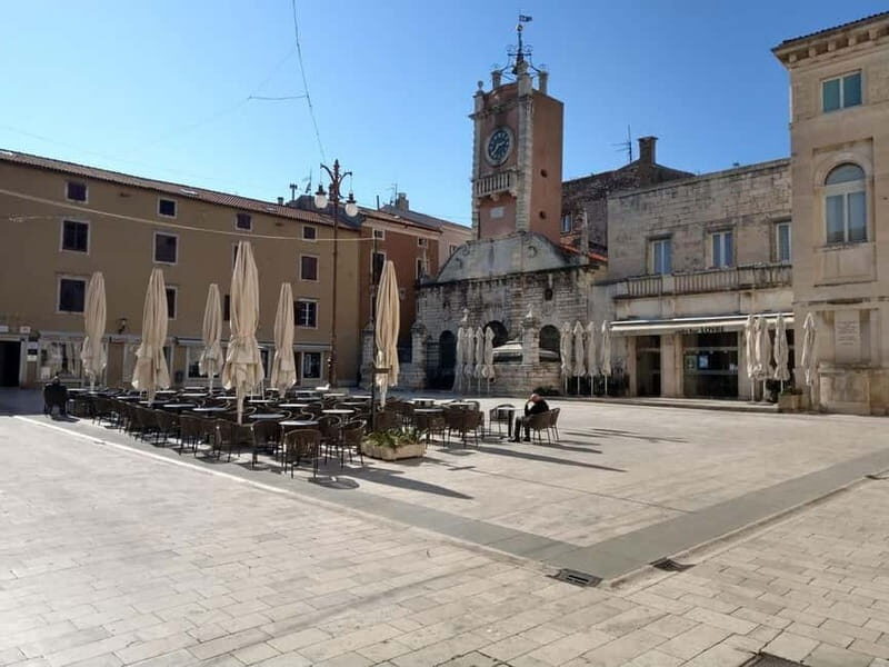 Zadar: City Highlights Walking Tour in Polish - Where the tour starts: Land Gate to Five Wells Square