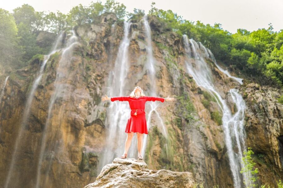 Zadar: Plitvice Lakes Full-Day Guided Tour with a Boat Ride - The guided walk through Upper and Lower Lakes: how the route actually works