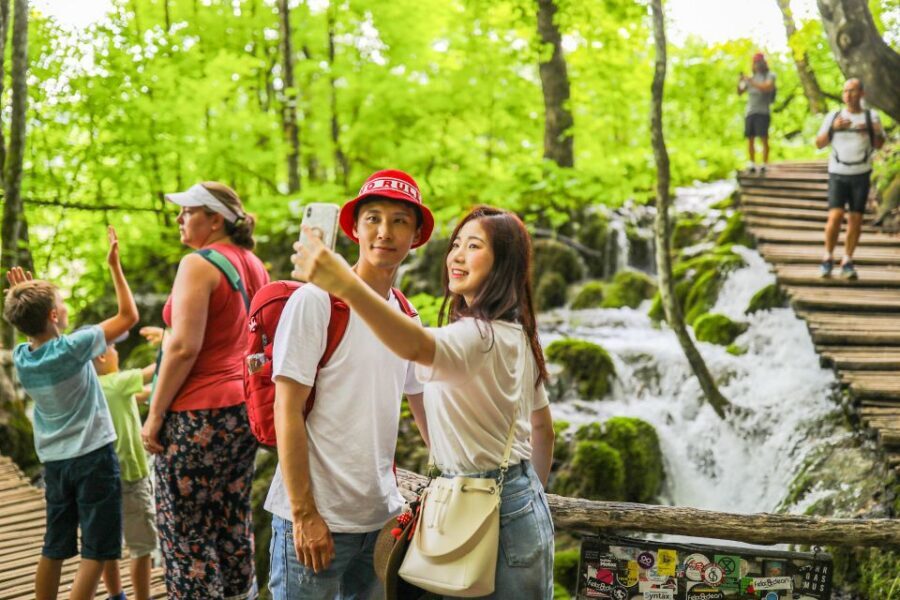 Zadar: Plitvice Lakes Full-Day Guided Tour with a Boat Ride - Waterfalls and wildlife: what you can realistically hope to see