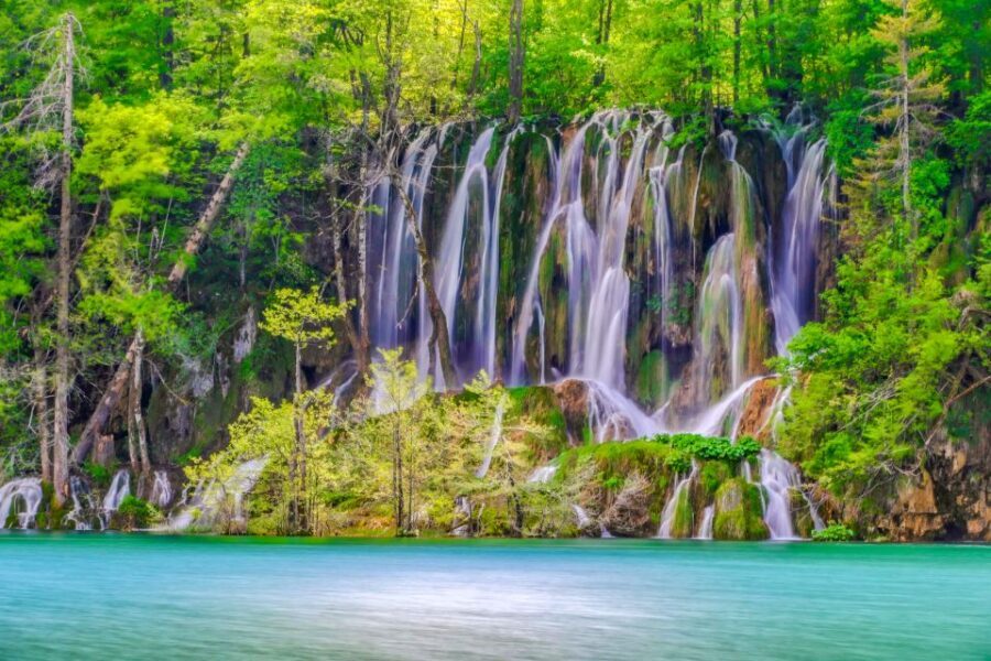 Zadar: Plitvice Lakes with Boat Ride and Zadar Old Town Tour - Café break and boarding: a simple reset before the park