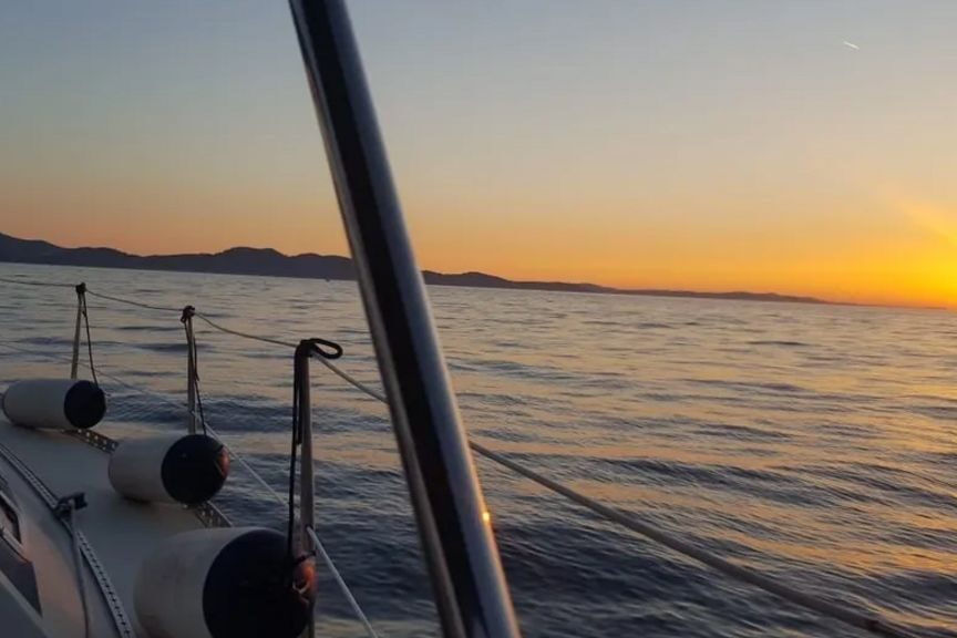 Zadar: Private Sunset Sailboat Tour with Drinks - Meeting at Zadar Sailing Tours: Getting on Board Without Stress